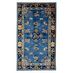 Alfombra china antigua hecha a mano de lana azul de Pekín con diseño floral integral