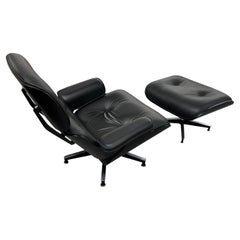 Chaise et repose-pieds Eames « Steel » tous noirs de 2017, version complète