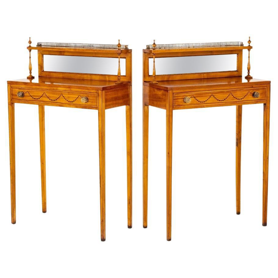 Paire de tables consoles Sheraton en bois de citronnier peint