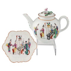 Théière et support en porcelaine de Worcester à motif de famille chinoise de la première période, vers 1770