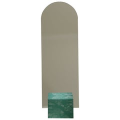 Specchio a stelo verde realizzato a mano con plastica riciclata al 100% da Studio A