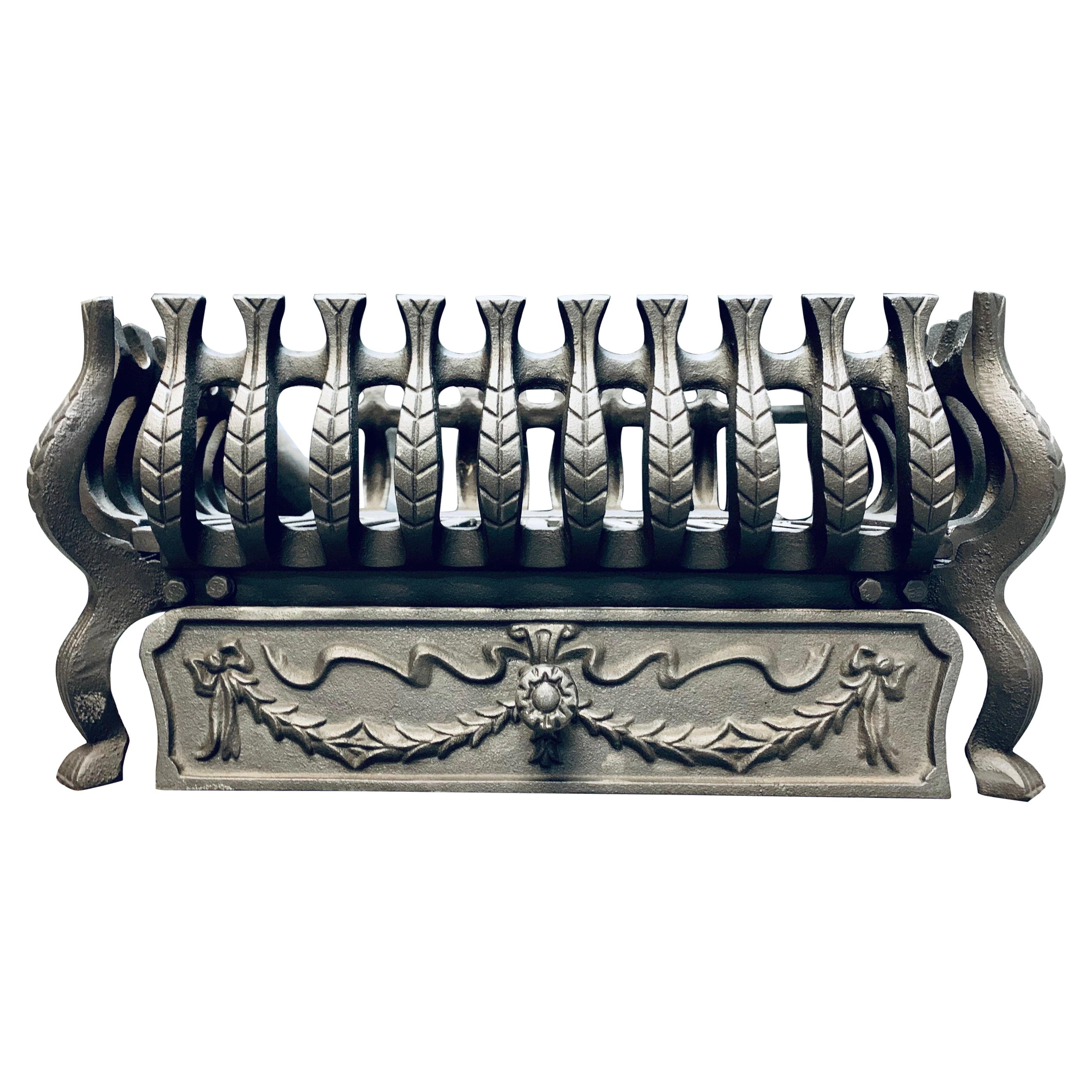 Grille de cheminée en fonte de style victorien.