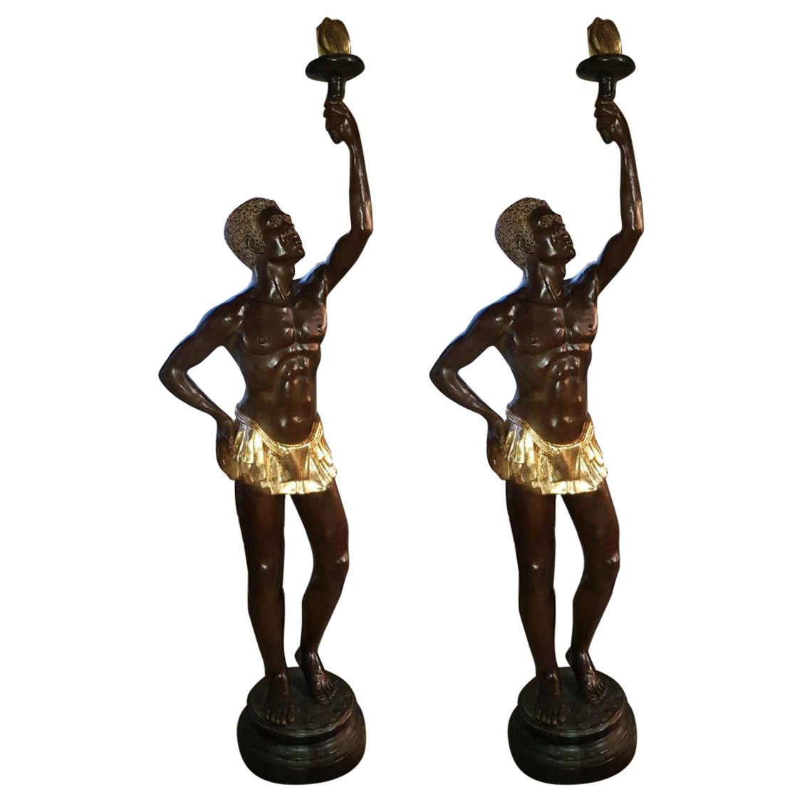 Paire de statuettes géantes en bronze représentant des nus emportant des torches