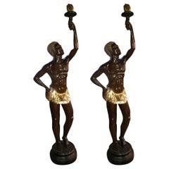 Paire de statuettes géantes en bronze représentant des nus emportant des torches