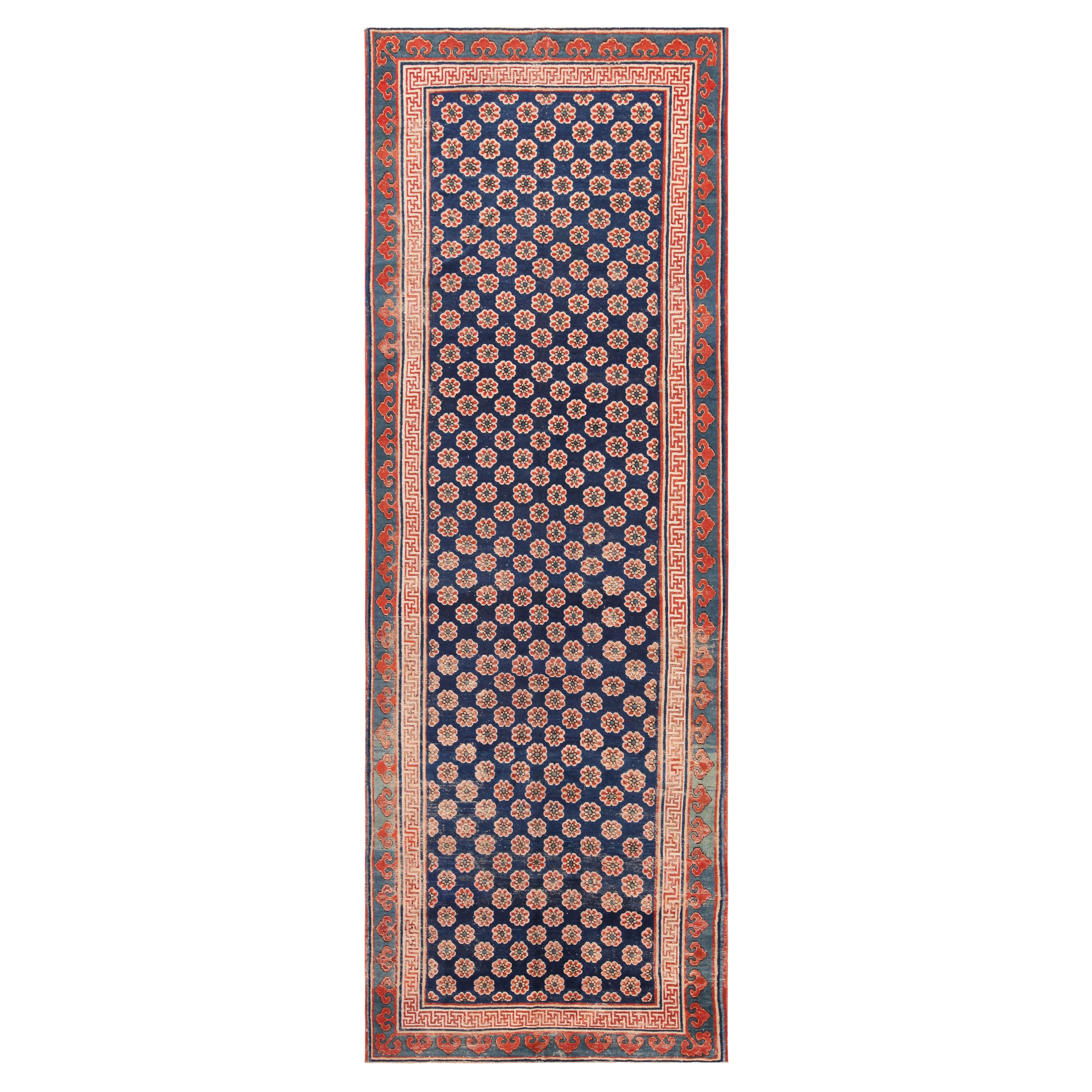Tapis de couloir chinois ancien du 19ème siècle. 5 pieds x 14 pieds 2 po.