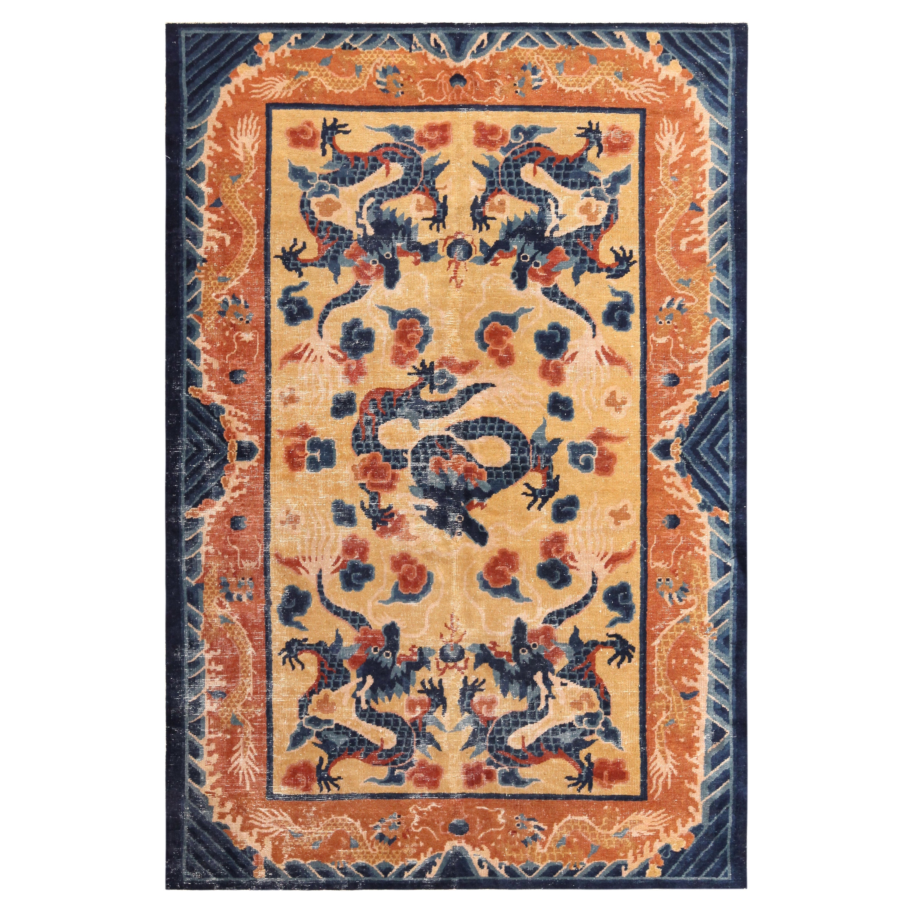 Antiker chinesischer Teppich im Drachendesign. 5 ft 3 in x 7 ft 8 in