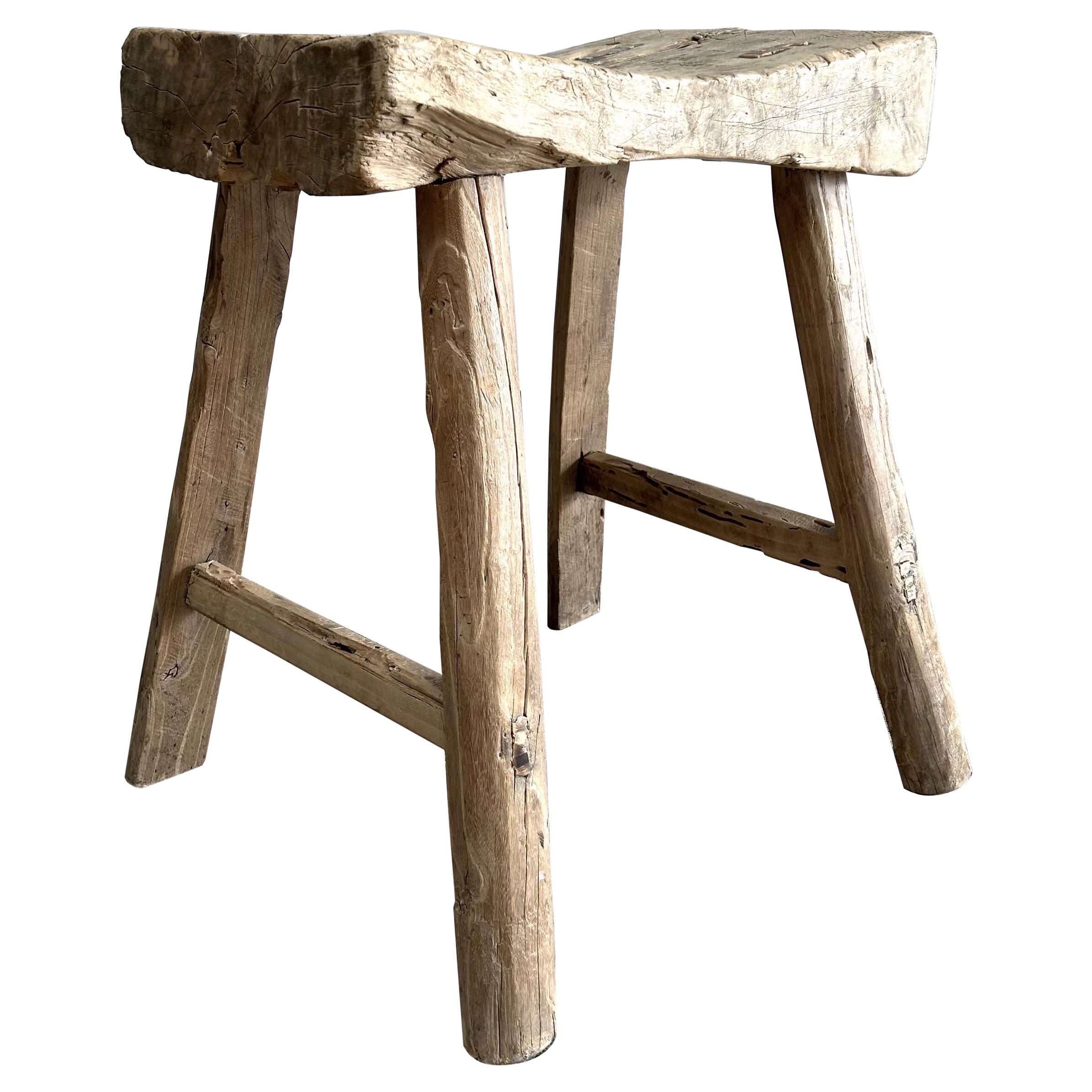 Vieux tabouret en bois d'orme avec siège incurvé