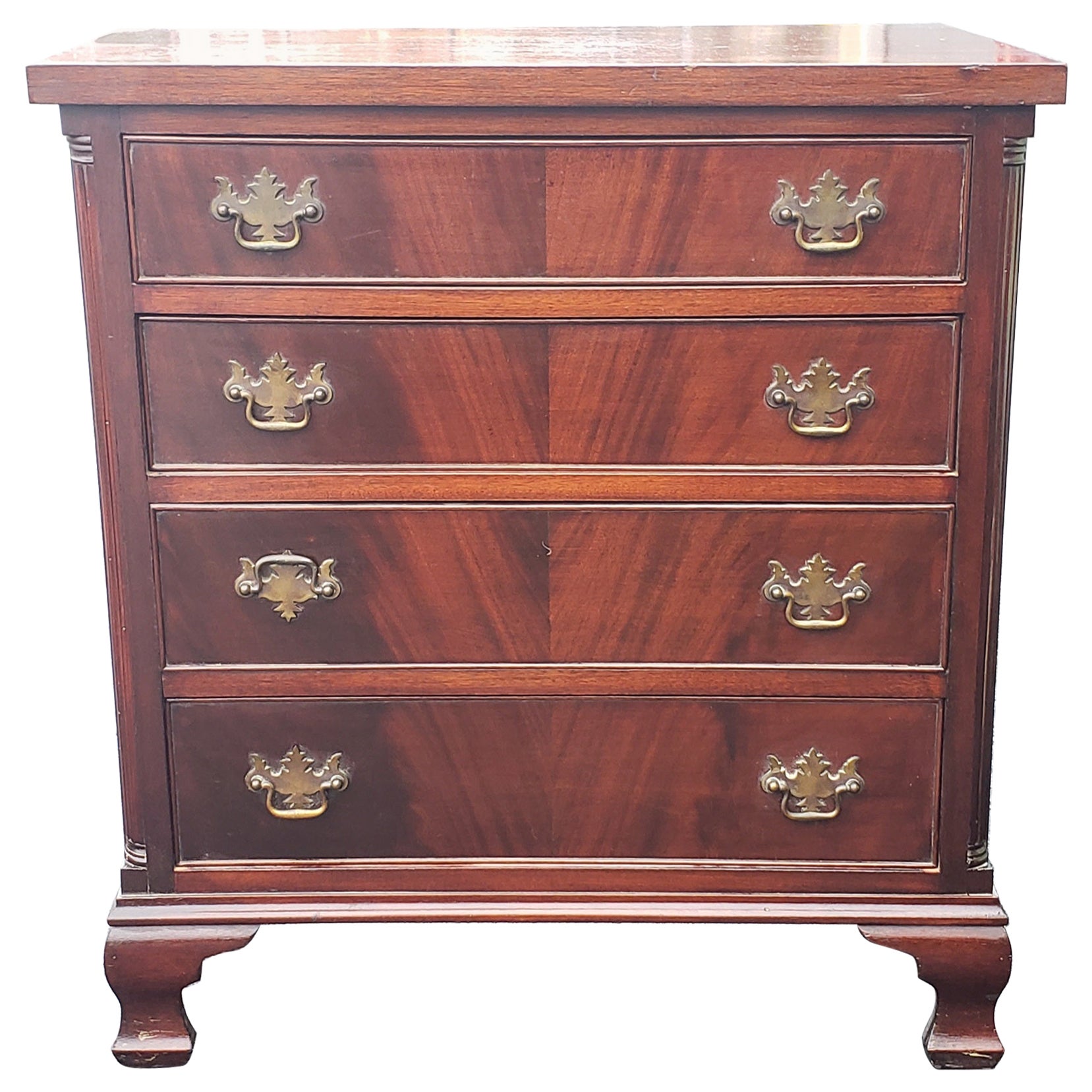 Antique George III Flame Mahogany 4-Drawer Bachelor Chest of Drawers, circa 1890