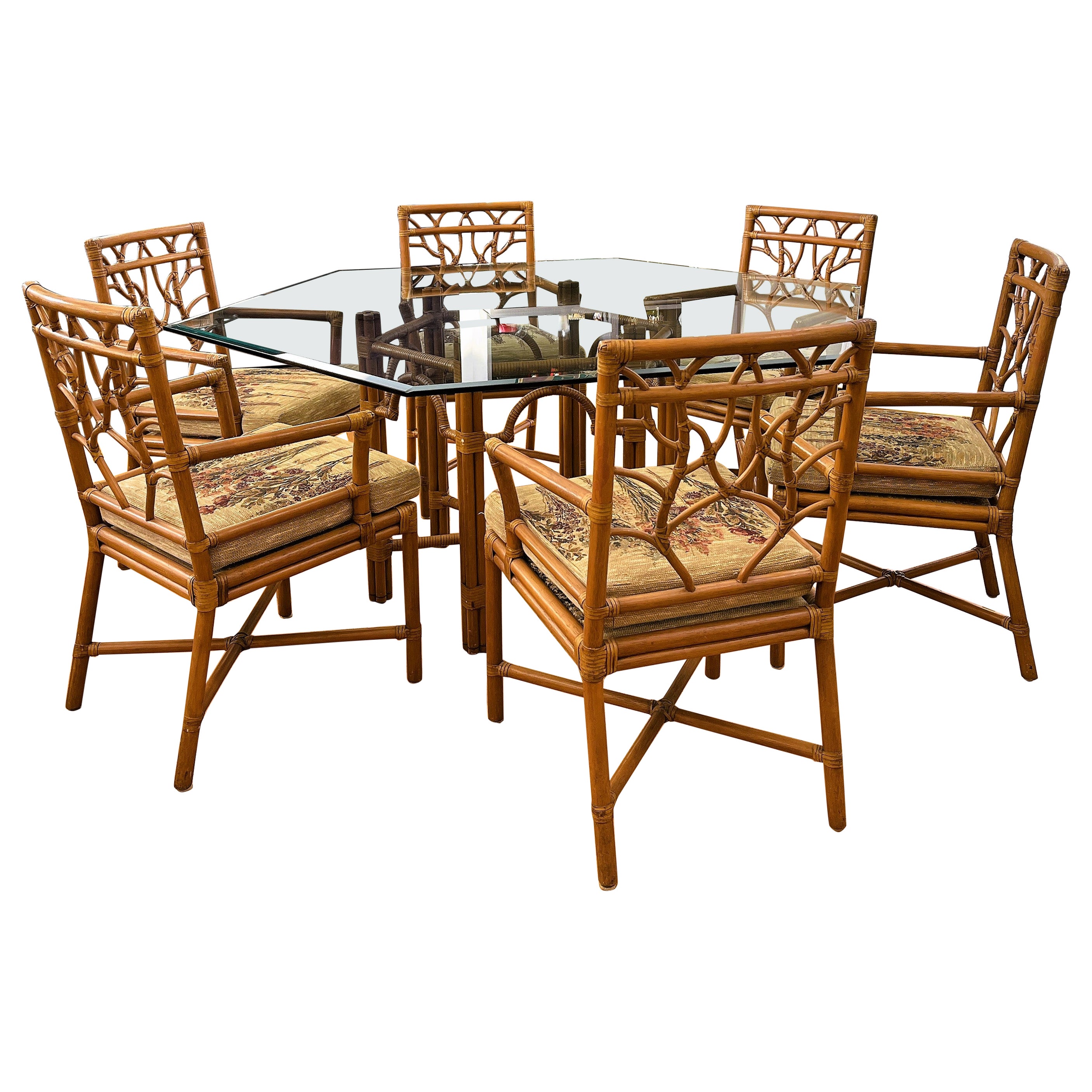 Table de salle à manger Ficks en bambou avec plateau hexagonal en verre biseauté et six fauteuils en vente