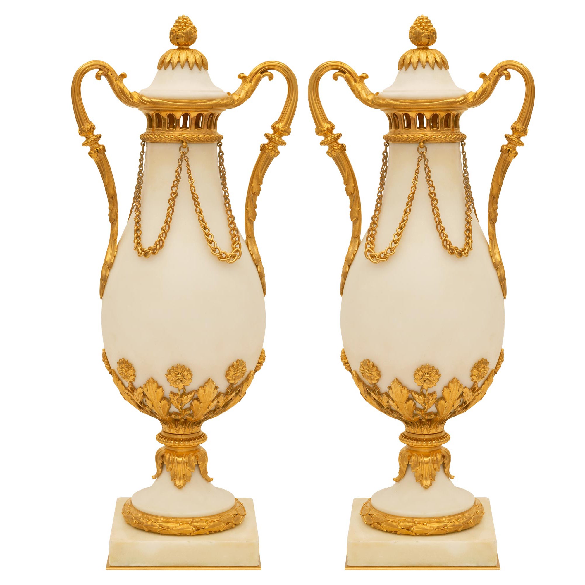 Paire d'urnes à couvercle en marbre et bronze doré de style Louis XVI du XIXe siècle. en vente