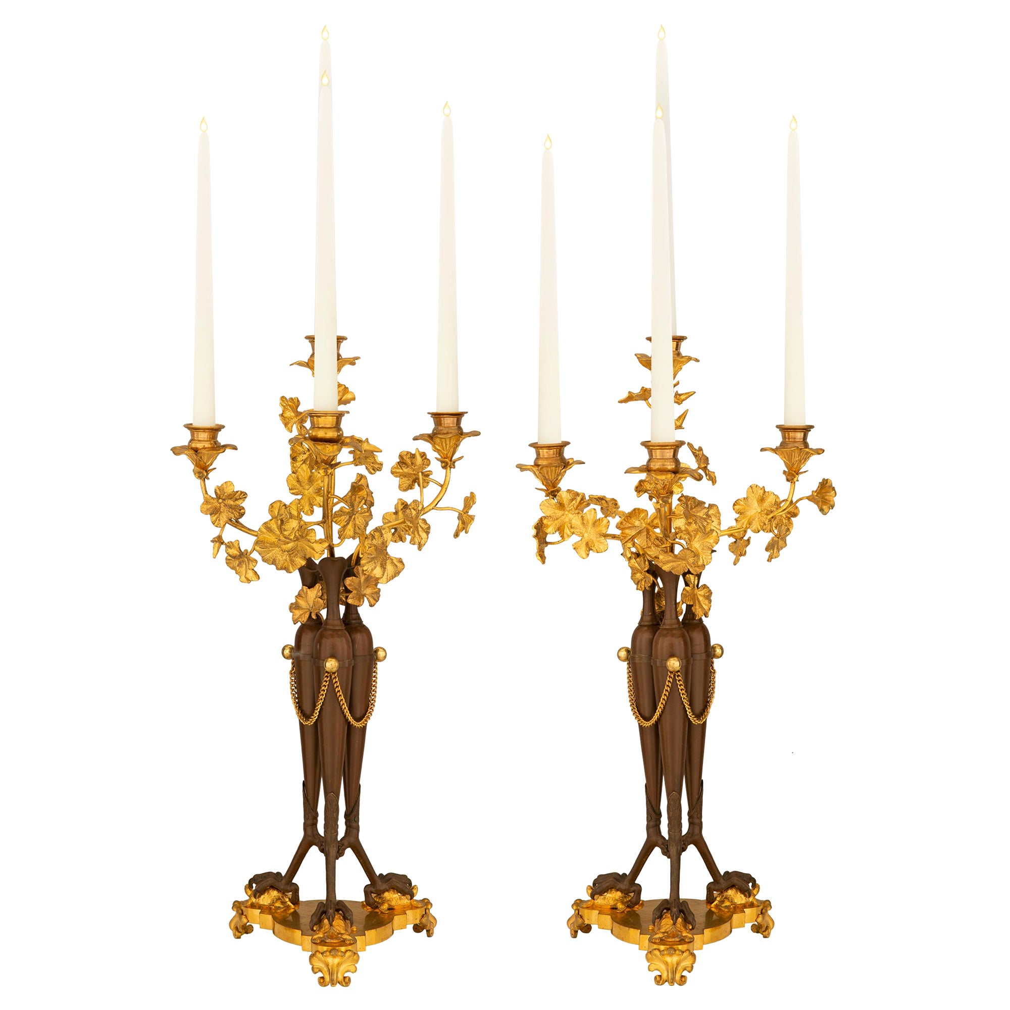 Paar französische neoklassizistische Kandelaber aus Bronze und Goldbronze aus dem 19. Jahrhundert im Angebot