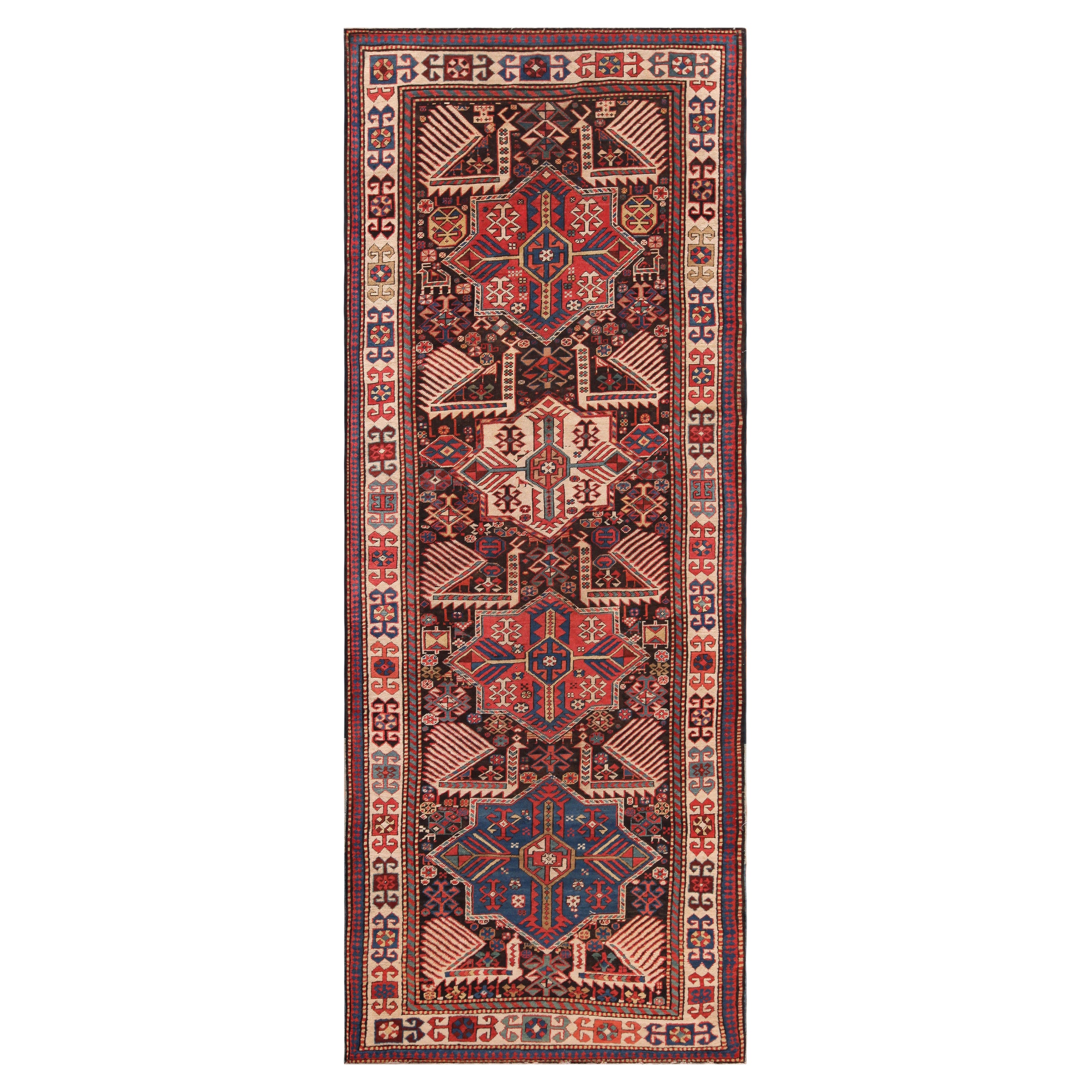 Antiker kaukasischer Teppich. 4 Fuß x 9 Fuß 9 Zoll im Angebot