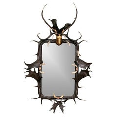 Impressionnant miroir figuratif en forme de tête de cerf garni de faux bois et de carreaux