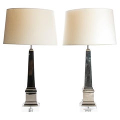 Coppia di raffinate lampade da tavolo a forma di obelisco in cromo e lucite