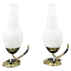Paire de petites lampes de table en verre opalin italiennes du 20e siècle par Stilnovo