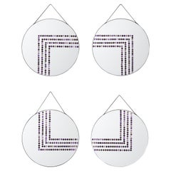 Composition de miroirs muraux, ornés d'améthystes, fabriqués à la main par Aline Erbeia