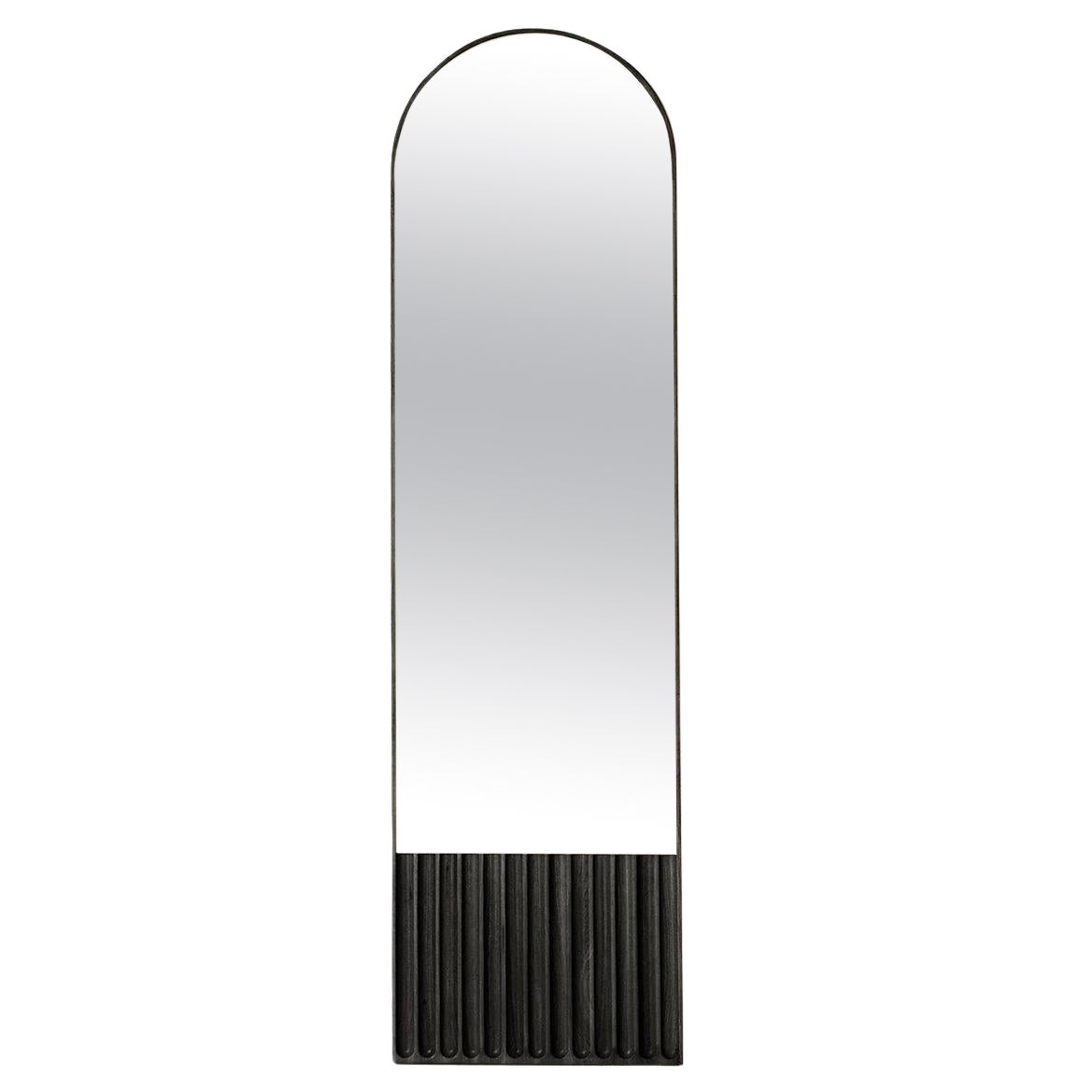 Sesto Ovaler Spiegel aus Massivholz, Eschenholz in schwarzer Oberfläche, zeitgenössisch im Angebot