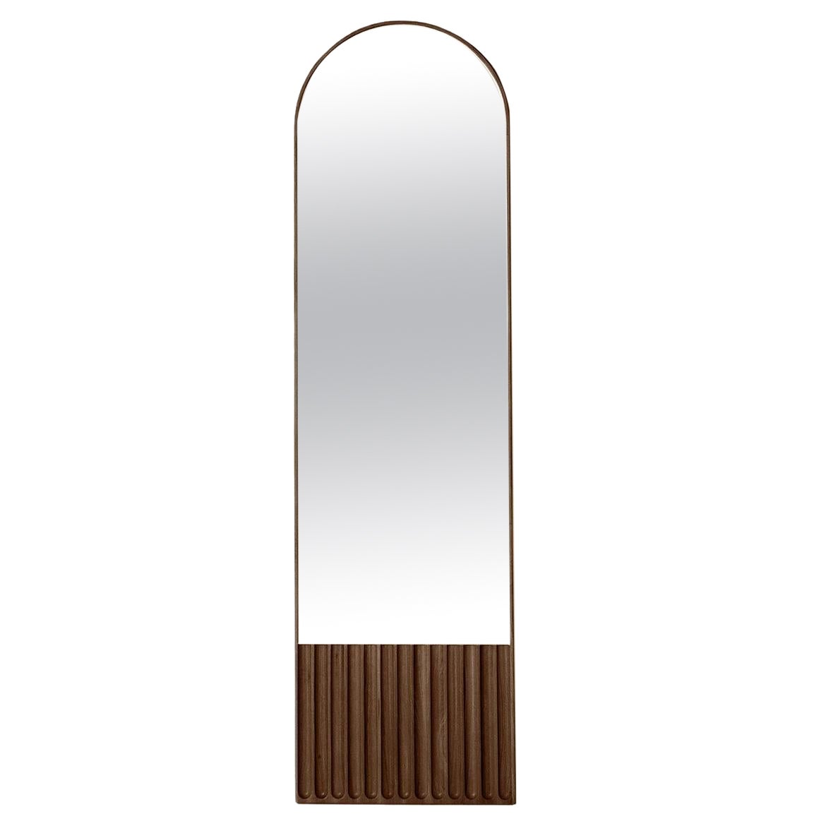Sesto, ovaler Spiegel aus Massivholz, Esche in brauner Oberfläche, zeitgenössisch