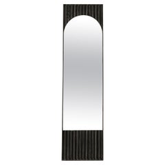 Sesto, rechteckiger Spiegel aus Massivholz, Eschenholz in schwarzer Oberfläche, zeitgenössisch