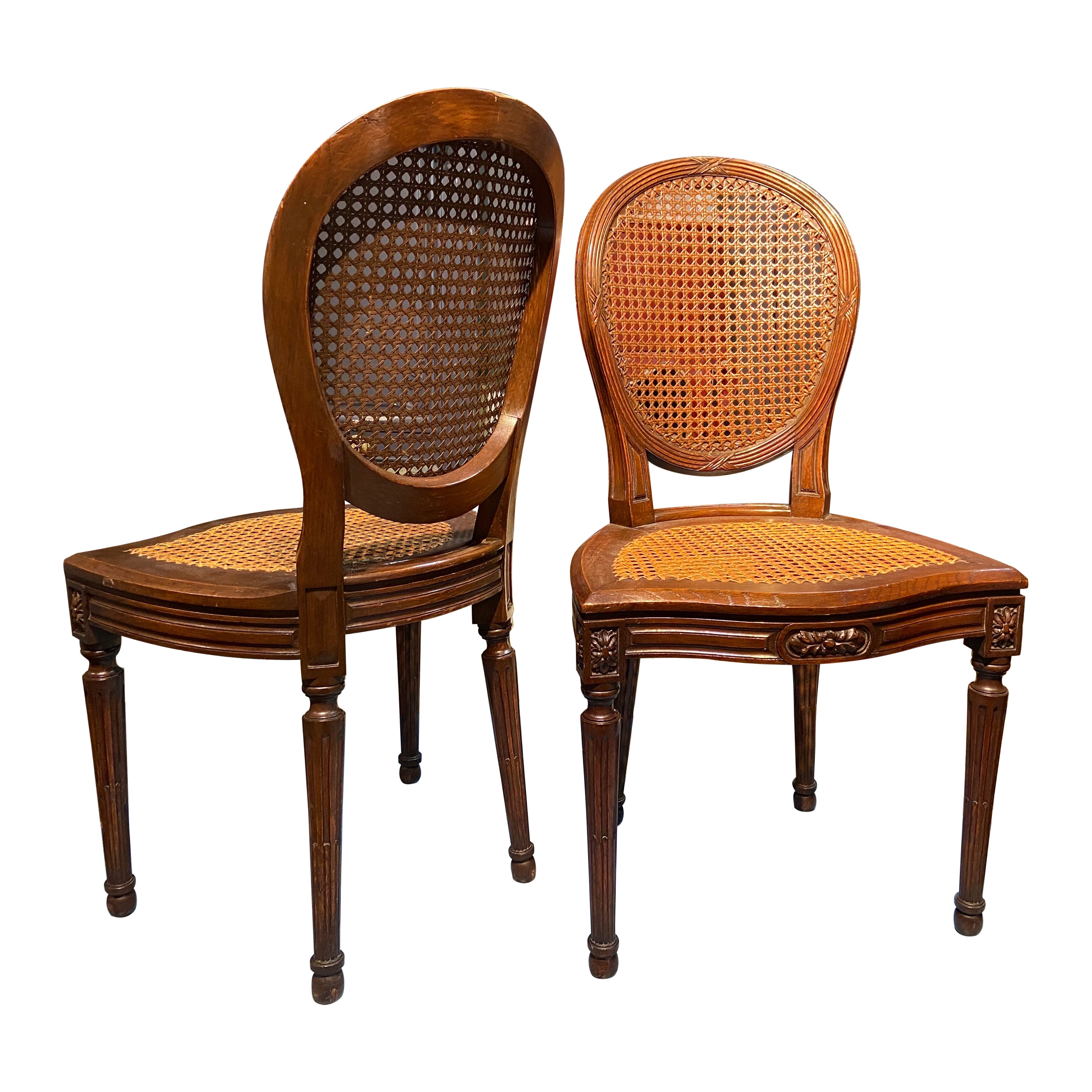 Französische ovale handgeschnitzte Esszimmerstühle aus Nussbaumholzschilfrohr im Louis-XVI.-Stil des 19. Jahrhunderts im Angebot