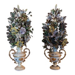 Paar portugiesische Vasen aus polychromiertem Metall und Eisen aus dem 19. Jahrhundert