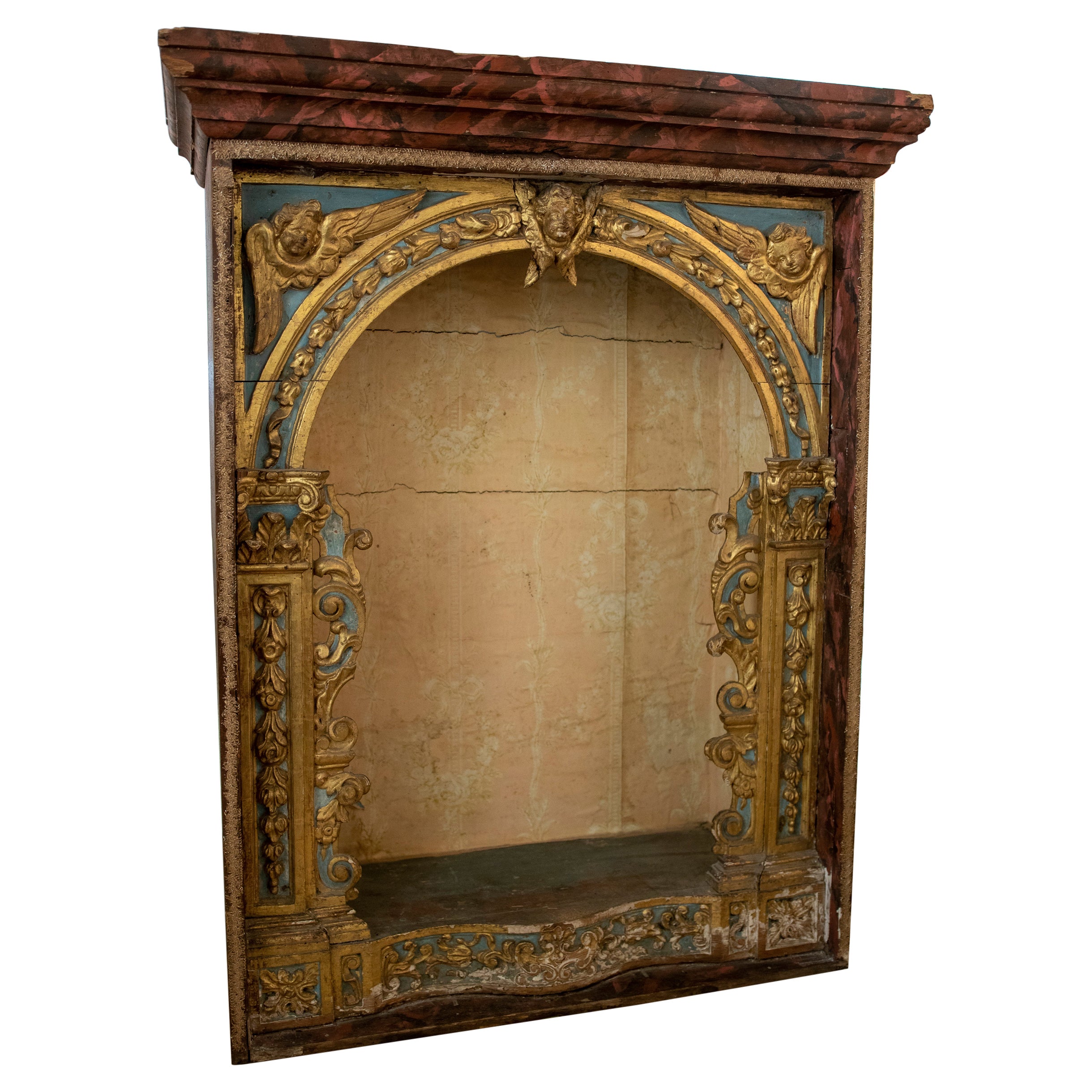 Polychrome Holzniche des 17. Jahrhunderts mit Engeln und Säulen im Angebot