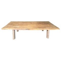 Une large table basse en carton ancien