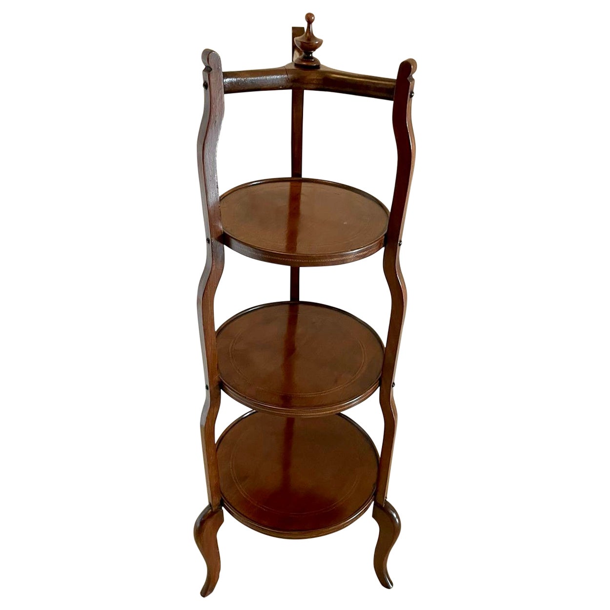 Antiguo soporte eduardiano para tartas de tres pisos