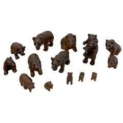 Ensemble ancien de quinze ours de la Forêt Noire miniatures en chêne sculpté du 19e siècle