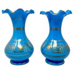 Paire de vases anciens en opaline bleu et or d'époque Empire français du début du 19e siècle.