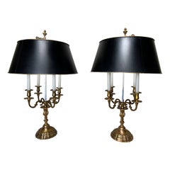  Großes Paar französischer schwarzer und goldener Bouillotte-Lampen aus Messing mit schwarzen Schirmen