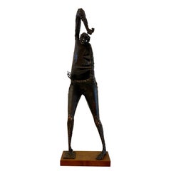Figure en bronze sur socle en bois, signée Robert Stoller (1934-)