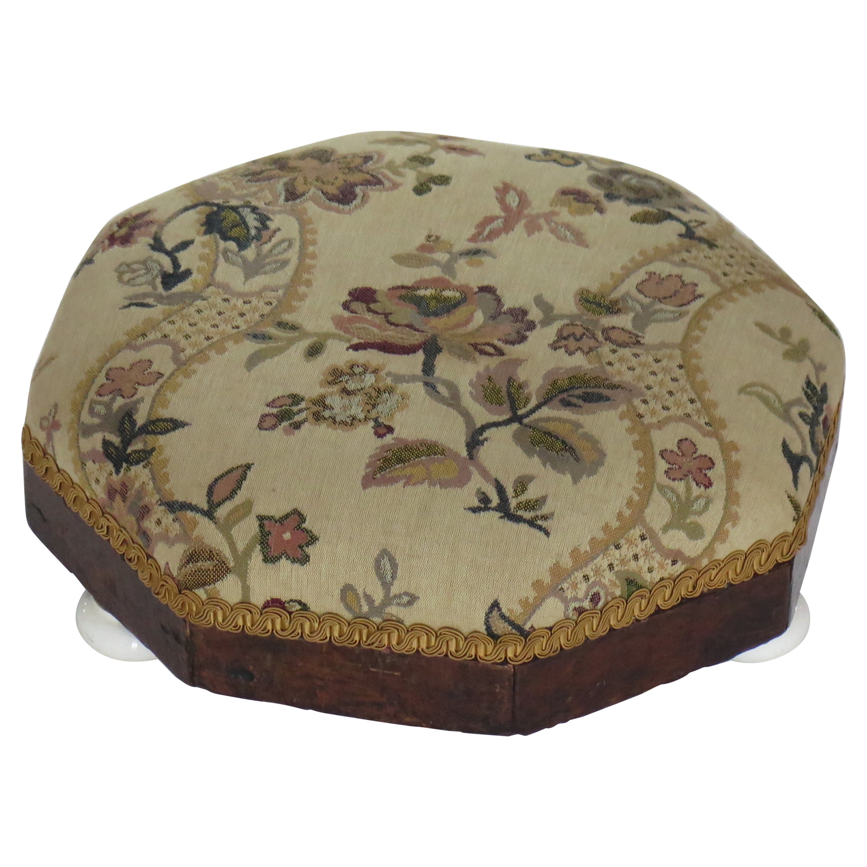 Frühviktorianischer Fußhocker mit achteckigem Rahmen aus Nussbaumholz und Wandteppichplatte, um 1840 (Englisch) im Angebot