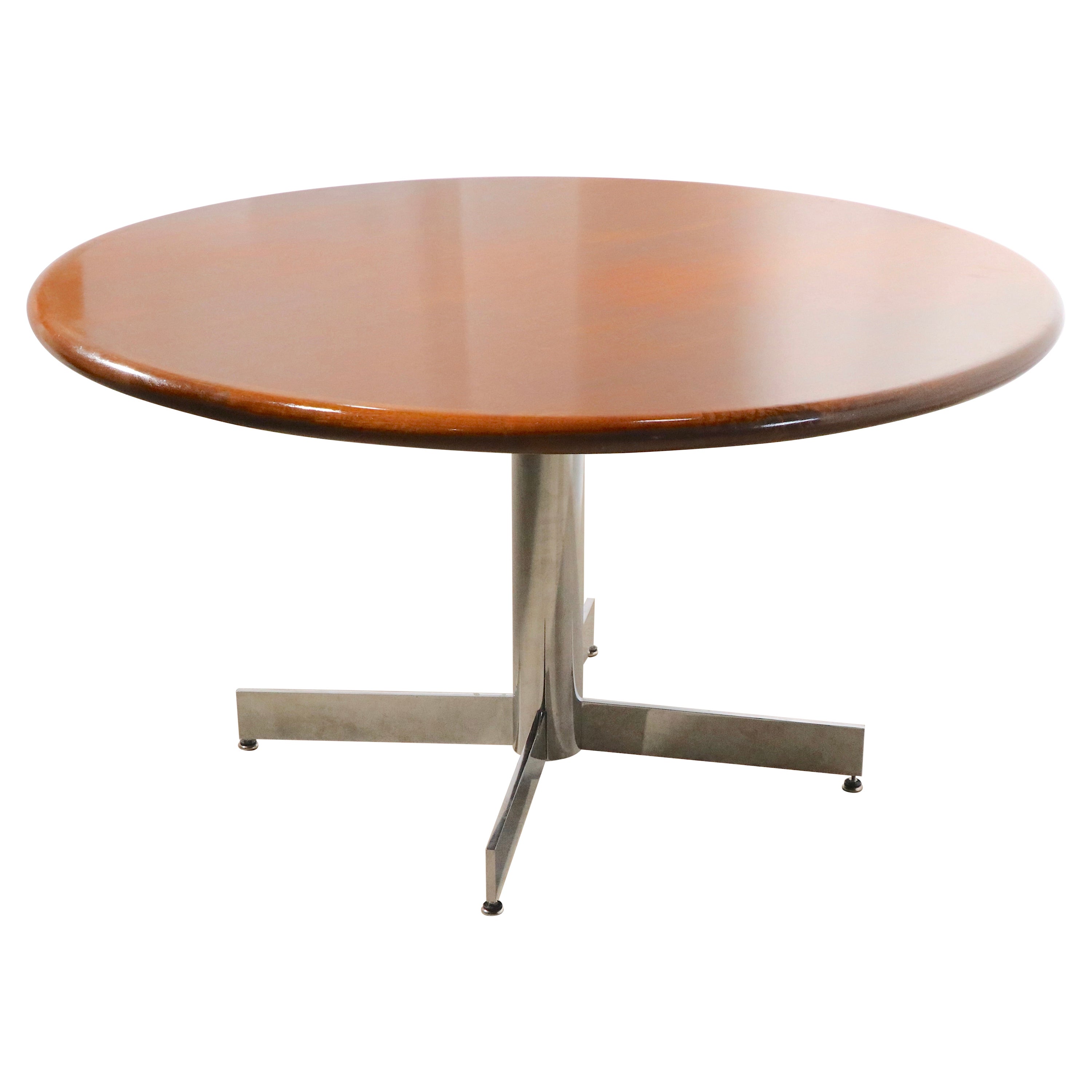Mid Century Dining Konferenztisch mit runder Platte aus massivem Nussbaumholz auf Chromgestell im Angebot
