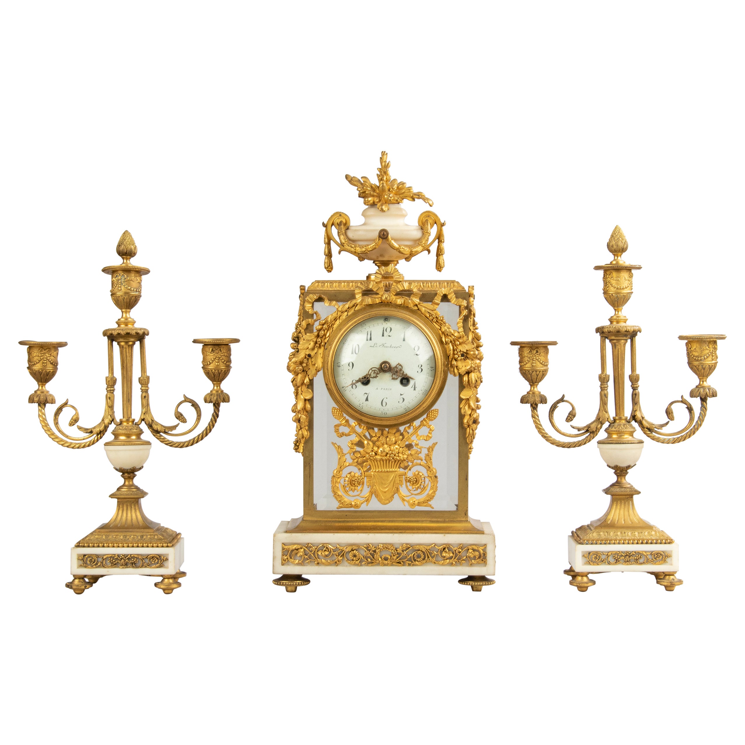 Fin du XVIIIe siècle Période Louis XVI Pendule de cheminée en bronze doré avec chandeliers en vente