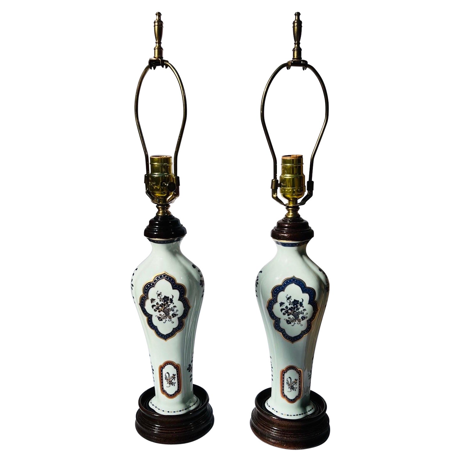Paire de lampes de bureau en porcelaine de style chinois d'exportation Colonial Williamsburg en vente