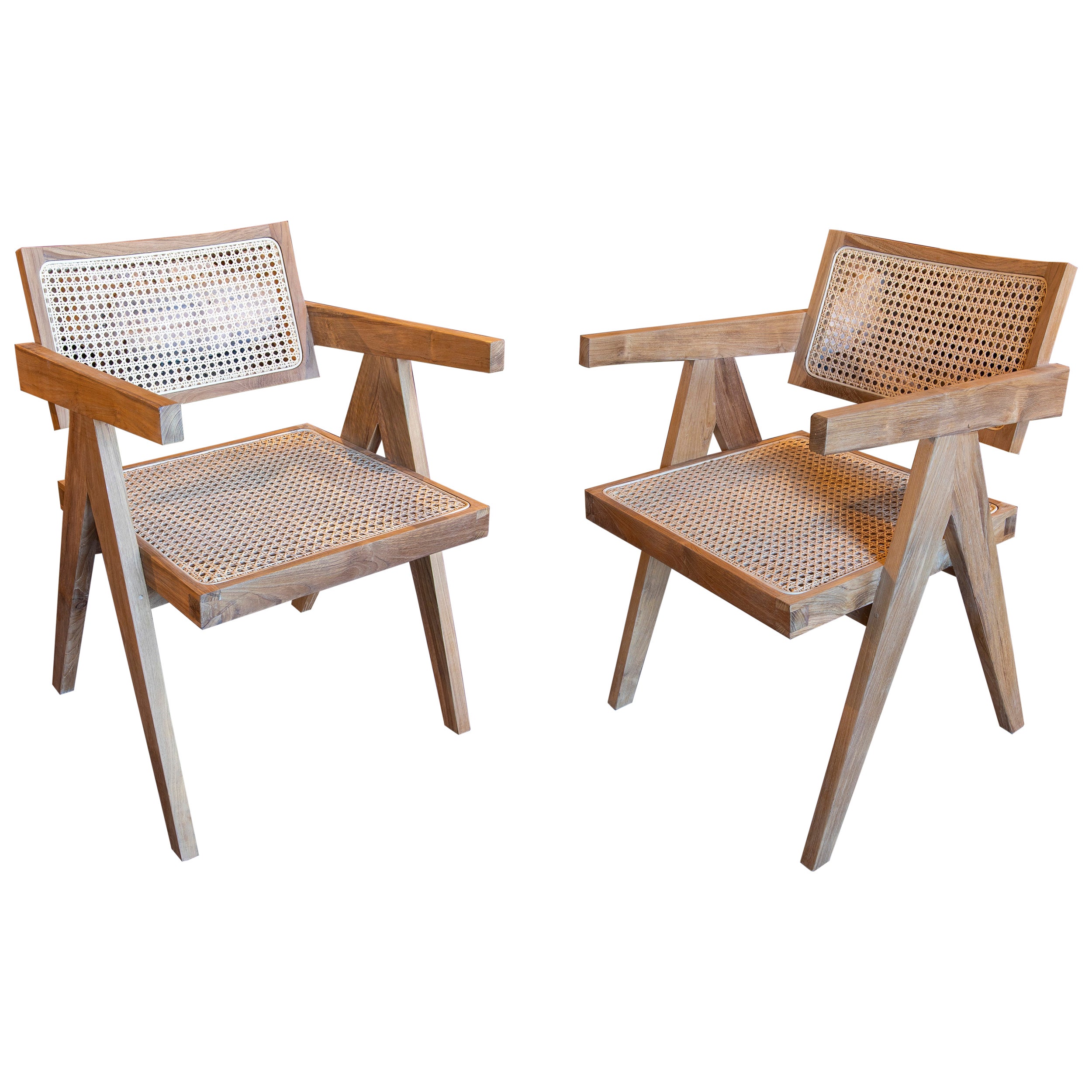 Paar Holzsessel mit Rückenlehne und Sitzfläche aus Korbgeflecht
