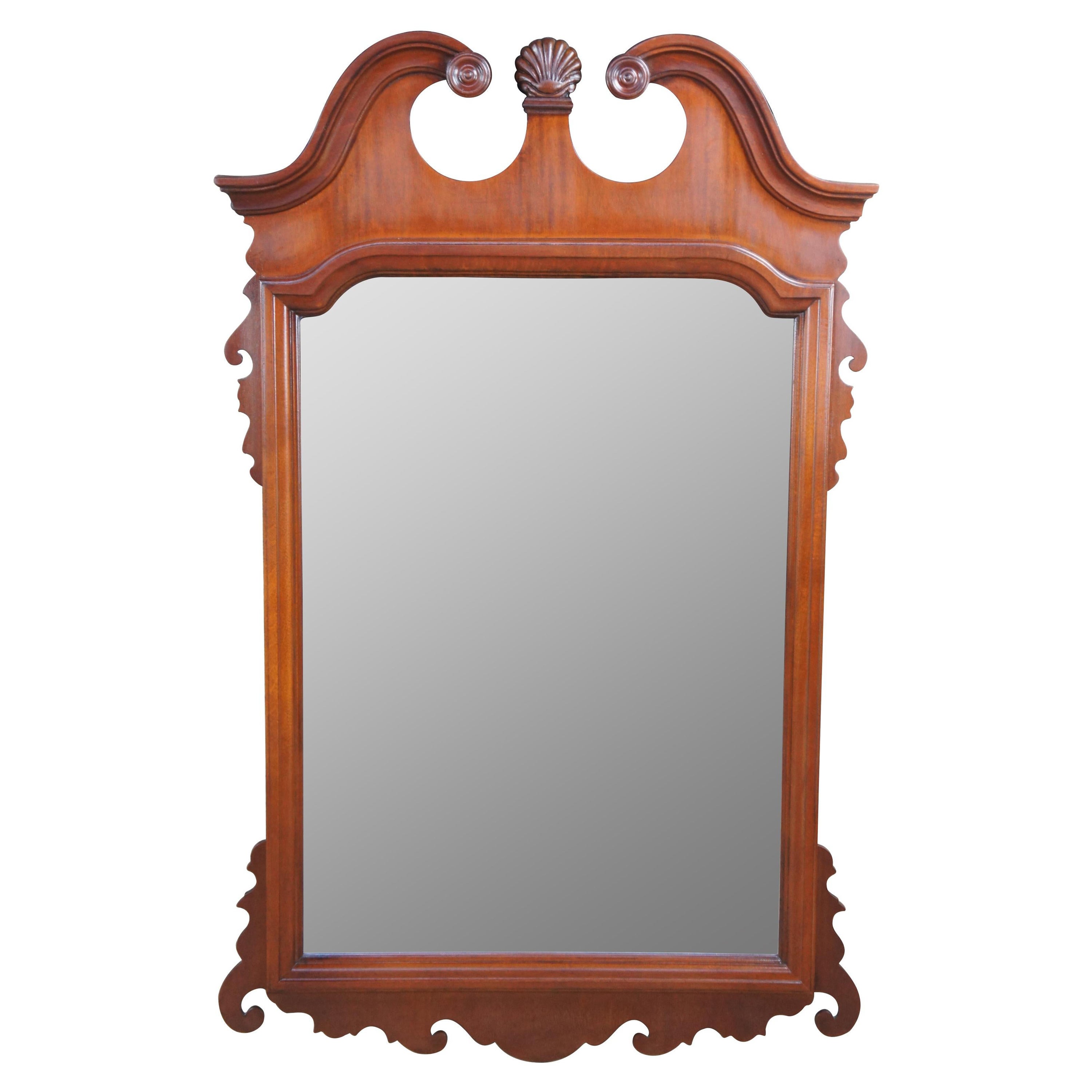 Miroir de cheminée vintage en acajou américain, style Chippendale, sculpté 50".