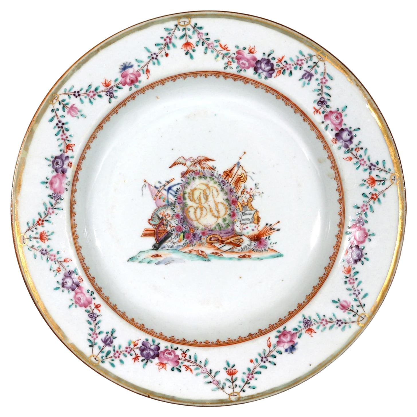 Assiette à soupe à crête armoriée en porcelaine d'exportation chinoise