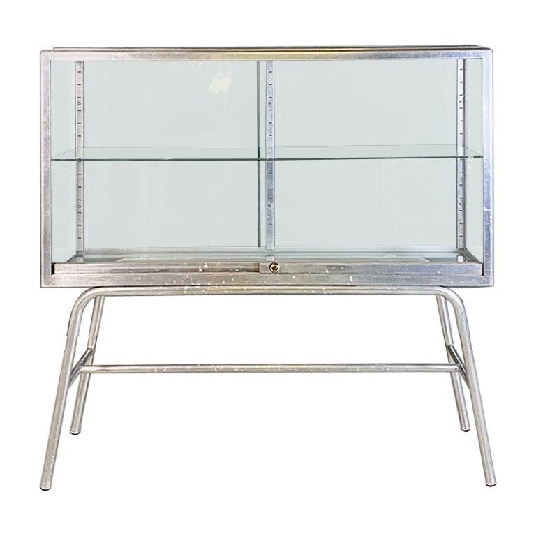 Vitrine de pharmacie italienne en aluminium et verre The Moderns, années 1950