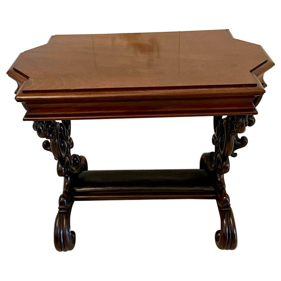 Magnifique table centrale/de chevet en acajou sculpté du 19e siècle