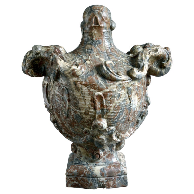Vase baroque en marbre Rouge de Flandres Louis Xiv En vente sur 1stDibs