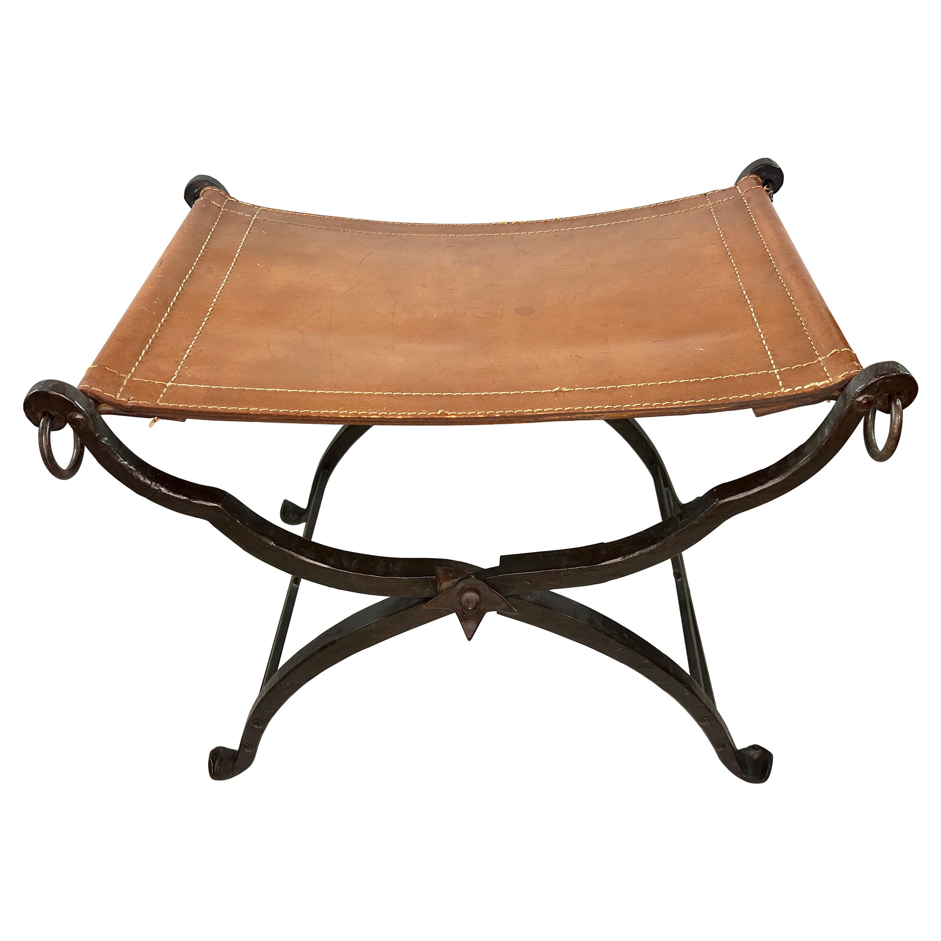 Tabouret curule pliant ancien de style Morgan Colt en fer forgé et cuir