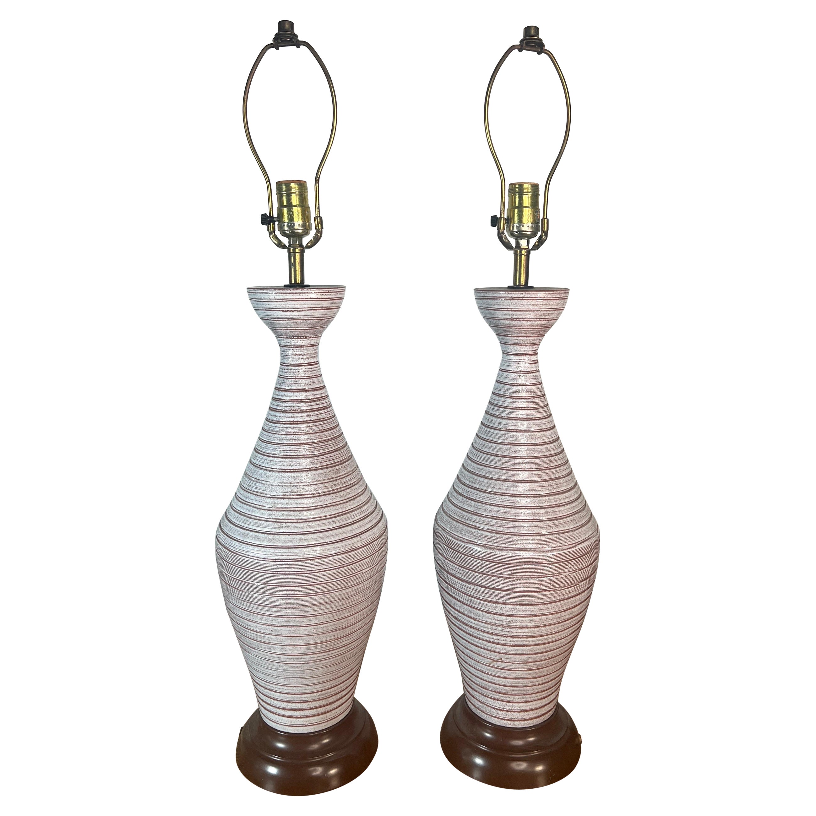 Moderne glasierte Keramik-Tischlampen aus der Mitte des Jahrhunderts – ein Paar im Angebot
