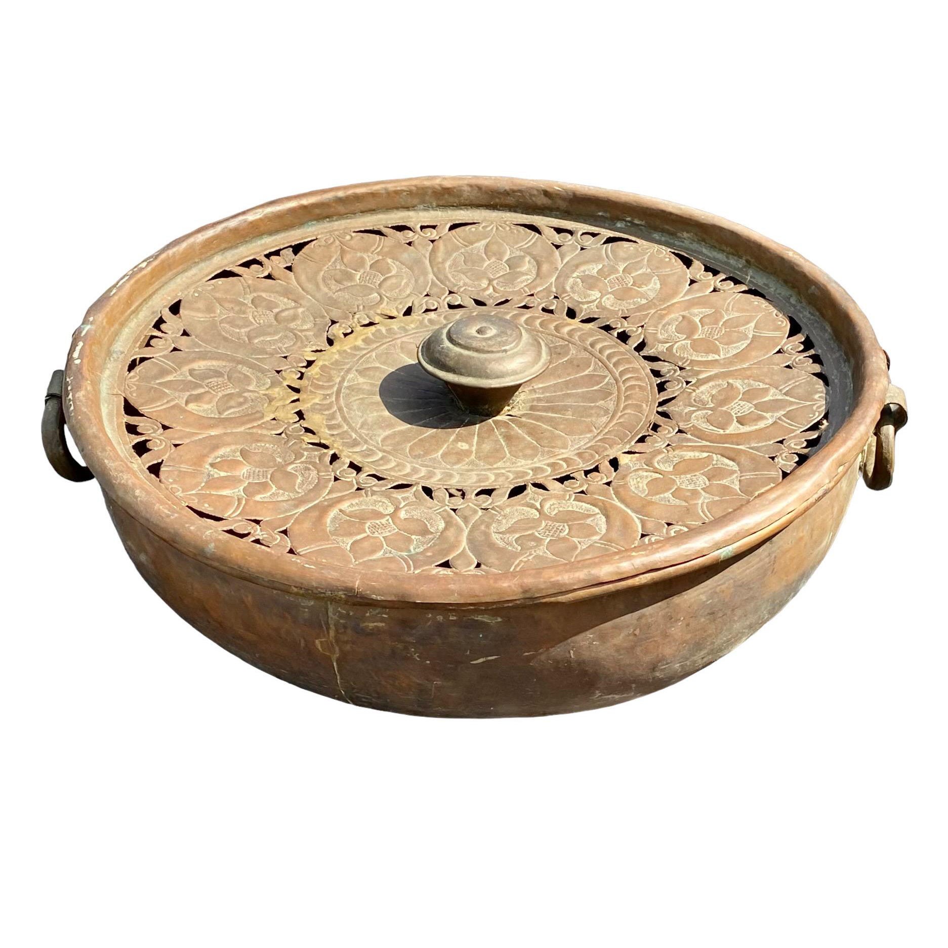 Grand serveur décoratif rond en cuivre percé, fait à la main, avec couvercle, de style antique en vente