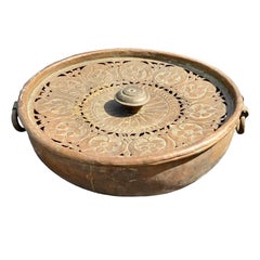 Grand serveur décoratif rond en cuivre percé, fait à la main, avec couvercle, de style antique