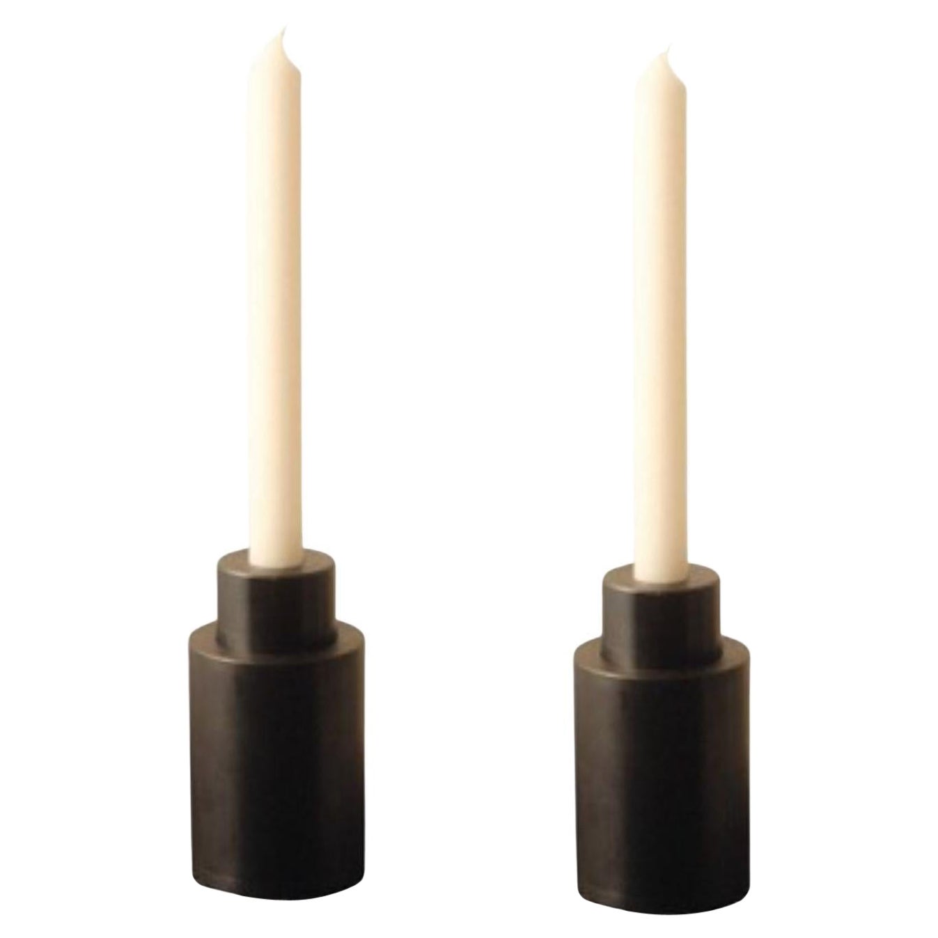 Set aus 2 Stahl-Kerzenhaltern zwischen Kerzenständern von Radu Abraham im Angebot