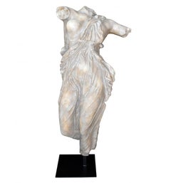 Klassischer römischer weiblicher tanzender Torso aus Harz mit Marmoraufsatz auf Eisensockel