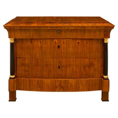 Commode continentale d'époque Biedermeier du 19ème siècle en noyer et bois fruitier