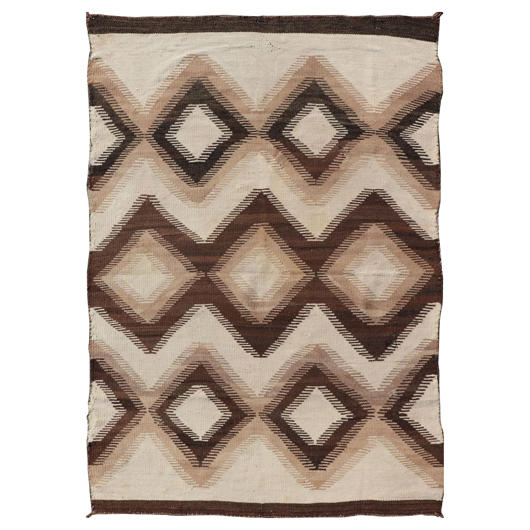 Tapis Navajo américain à motifs géométriques en forme de losange sur toute la surface en Tan, Brown, Cream en vente
